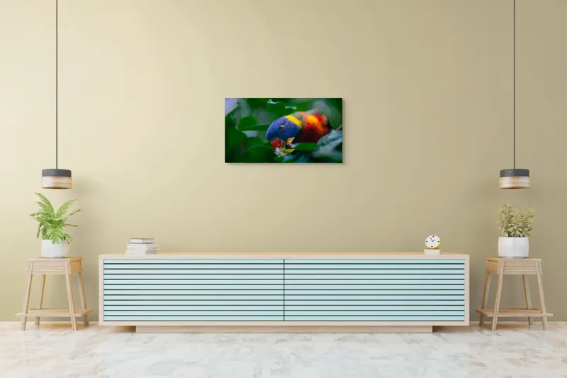 Tablou Canvas, "Papagal colorat printre frunze verzi", Colorat, Exuberant, Păsărească, Natură, Verdeață, Floră, Strălucire, Vivacitate, Junglă, Zvelt., 90 x 50 cm – poza 5