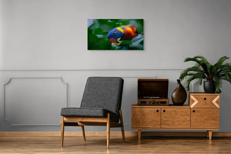 Tablou Canvas, "Papagal colorat printre frunze verzi", Colorat, Exuberant, Păsărească, Natură, Verdeață, Floră, Strălucire, Vivacitate, Junglă, Zvelt., 90 x 50 cm – poza 6