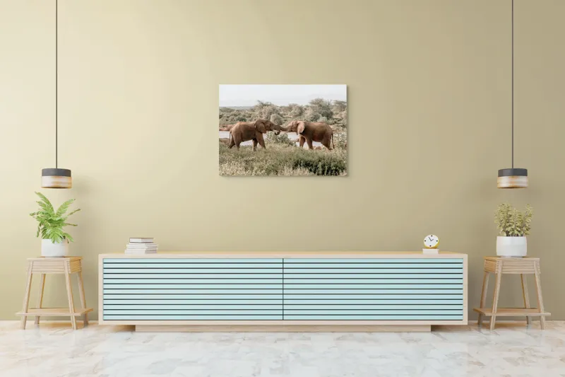 Tablou Canvas, "Elefanți în dansul naturii sălbatice", Elefanți, Râu, Arbori, Iarbă, Cer, Interacțiune, Natură, Savana, 100 x 70 cm – poza 4