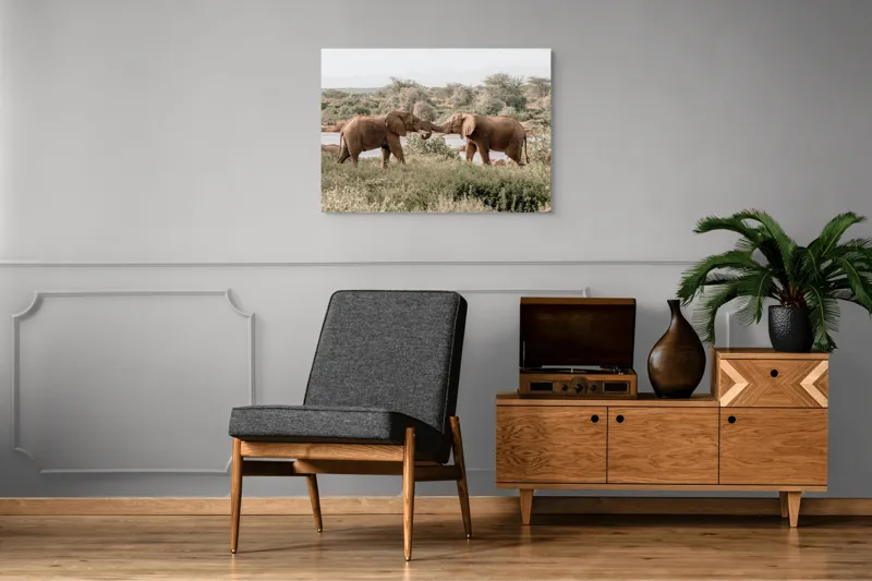 Tablou Canvas, "Elefanți în dansul naturii sălbatice", Elefanți, Râu, Arbori, Iarbă, Cer, Interacțiune, Natură, Savana, 100 x 70 cm – poza 8