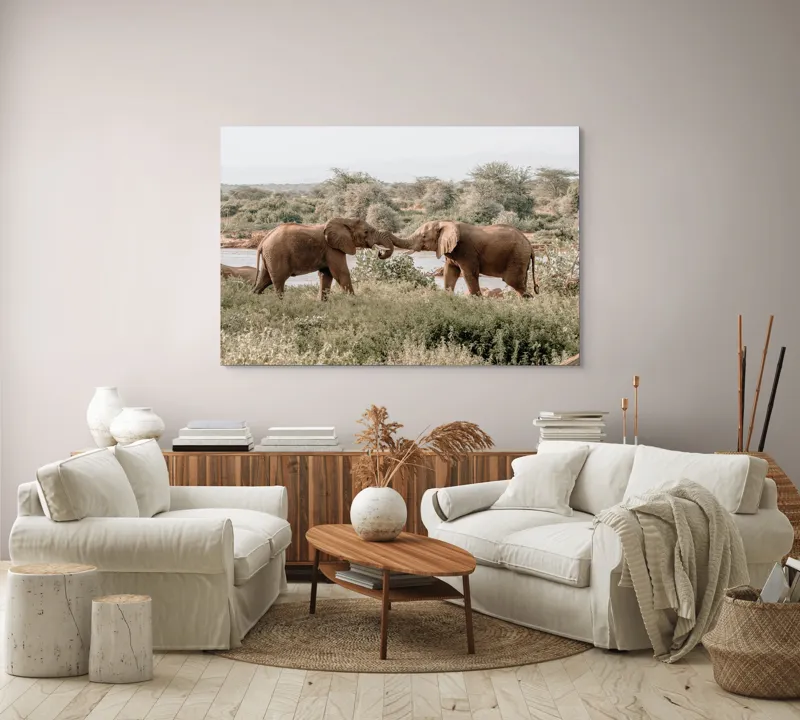 Tablou Canvas, "Elefanți în dansul naturii sălbatice", Elefanți, Râu, Arbori, Iarbă, Cer, Interacțiune, Natură, Savana, 150 x 100 cm – poza 3