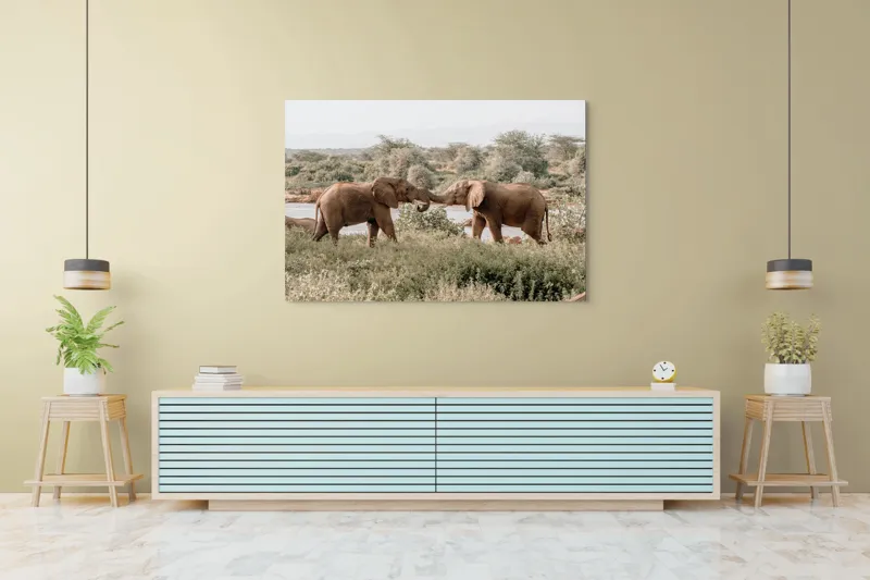 Tablou Canvas, "Elefanți în dansul naturii sălbatice", Elefanți, Râu, Arbori, Iarbă, Cer, Interacțiune, Natură, Savana, 150 x 100 cm – poza 6