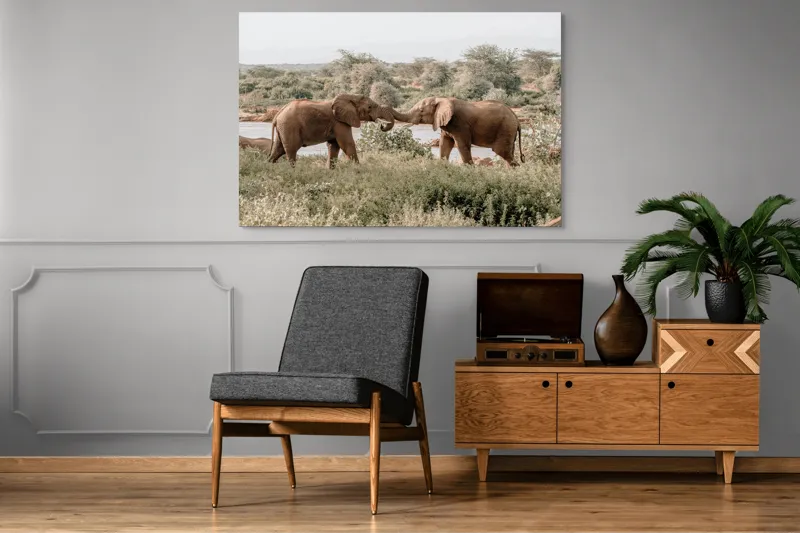 Tablou Canvas, "Elefanți în dansul naturii sălbatice", Elefanți, Râu, Arbori, Iarbă, Cer, Interacțiune, Natură, Savana, 150 x 100 cm – poza 8