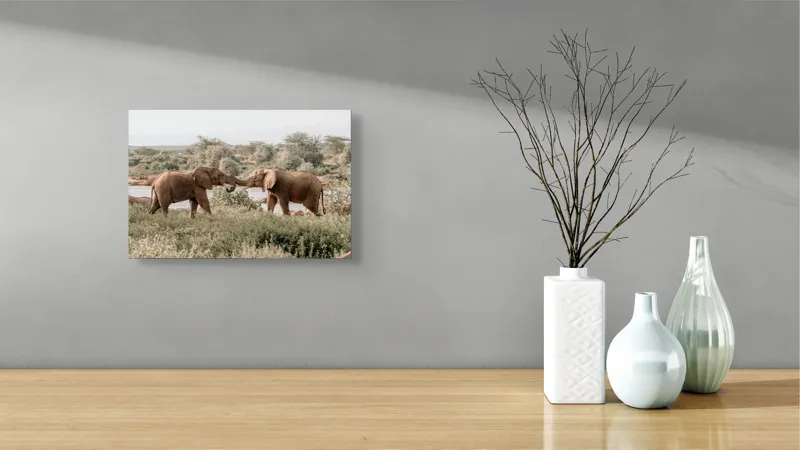 Tablou Canvas, "Elefanți în dansul naturii sălbatice", Elefanți, Râu, Arbori, Iarbă, Cer, Interacțiune, Natură, Savana, 39 x 26 cm – poza 8