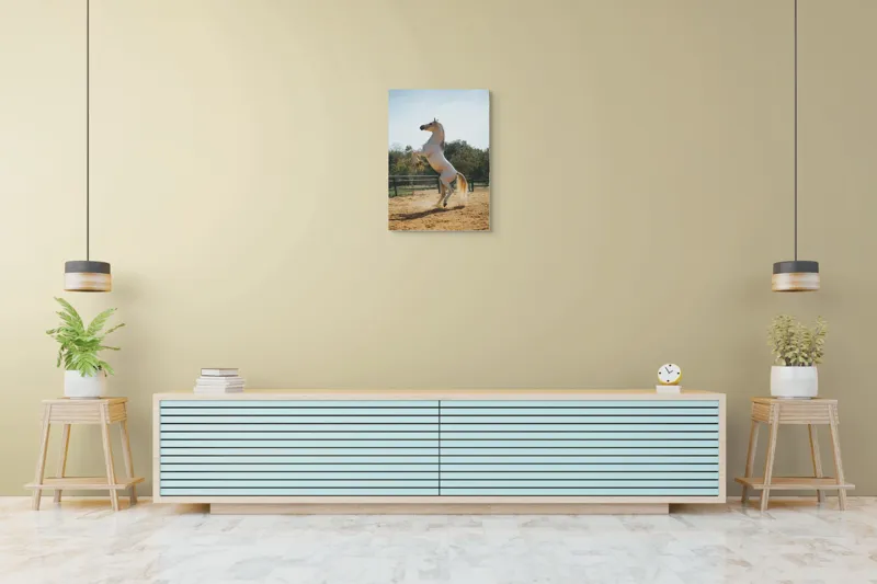Tablou Canvas, "Cal alb în splendoarea dimineții", Cal, Majestuos, Alb, Galopant, Energie, Natură, Frumusețe, Libertate, Grație, Putere, 50 x 70 cm – poza 6