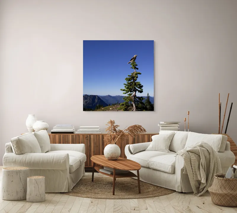 Tablou Canvas, "Pasărea singuratică pe vârful muntelui", Pasăre, Vârf, Copac, Albastru, Cer, Munți, Natură, Peisaj, Singurătate, Liniște, 100 x 100 cm – poza 3