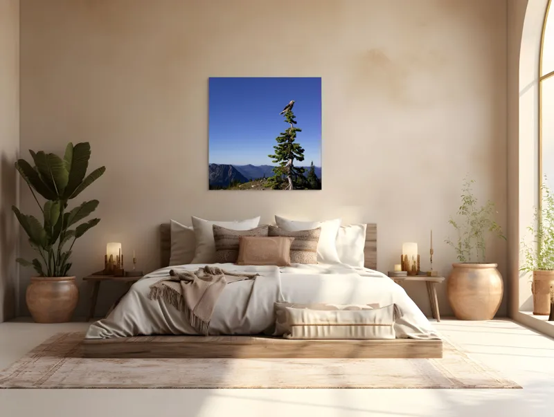 Tablou Canvas, "Pasărea singuratică pe vârful muntelui", Pasăre, Vârf, Copac, Albastru, Cer, Munți, Natură, Peisaj, Singurătate, Liniște, 100 x 100 cm – poza 4