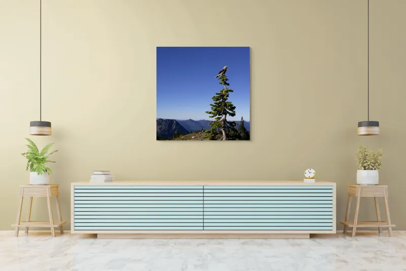 Tablou Canvas, "Pasărea singuratică pe vârful muntelui", Pasăre, Vârf, Copac, Albastru, Cer, Munți, Natură, Peisaj, Singurătate, Liniște, 100 x 100 cm – poza 5