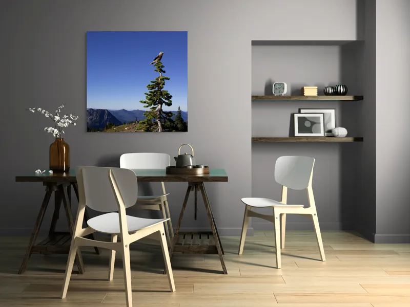Tablou Canvas, "Pasărea singuratică pe vârful muntelui", Pasăre, Vârf, Copac, Albastru, Cer, Munți, Natură, Peisaj, Singurătate, Liniște, 100 x 100 cm – poza 6