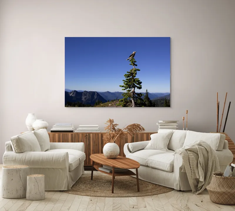 Tablou Canvas, "Pasărea singuratică pe vârful muntelui", Pasăre, Vârf, Copac, Albastru, Cer, Munți, Natură, Peisaj, Singurătate, Liniște, 150 x 100 cm – poza 3