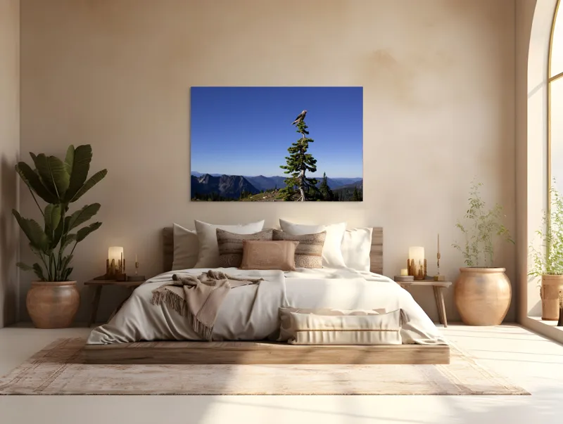 Tablou Canvas, "Pasărea singuratică pe vârful muntelui", Pasăre, Vârf, Copac, Albastru, Cer, Munți, Natură, Peisaj, Singurătate, Liniște, 150 x 100 cm – poza 4