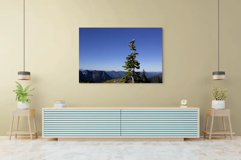 Tablou Canvas, "Pasărea singuratică pe vârful muntelui", Pasăre, Vârf, Copac, Albastru, Cer, Munți, Natură, Peisaj, Singurătate, Liniște, 150 x 100 cm – poza 6