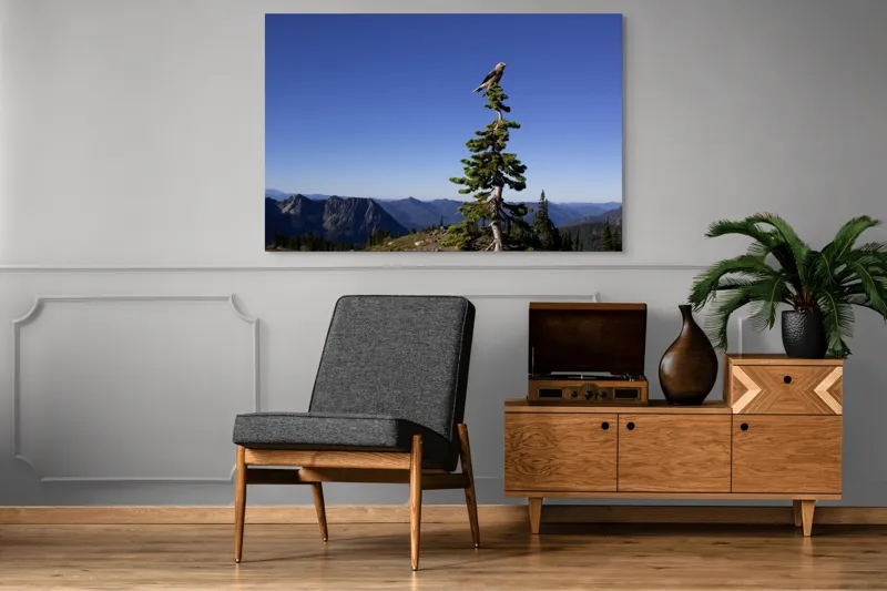 Tablou Canvas, "Pasărea singuratică pe vârful muntelui", Pasăre, Vârf, Copac, Albastru, Cer, Munți, Natură, Peisaj, Singurătate, Liniște, 150 x 100 cm – poza 8