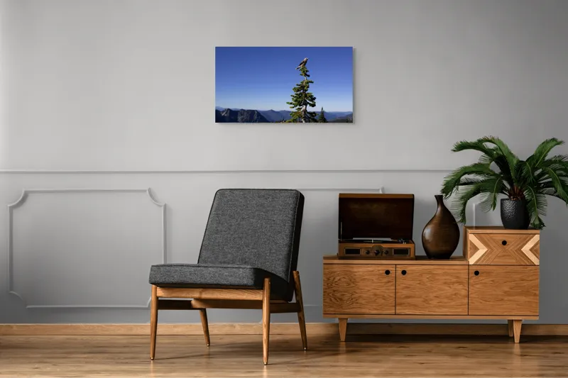 Tablou Canvas, "Pasărea singuratică pe vârful muntelui", Pasăre, Vârf, Copac, Albastru, Cer, Munți, Natură, Peisaj, Singurătate, Liniște, 90 x 50 cm – poza 6