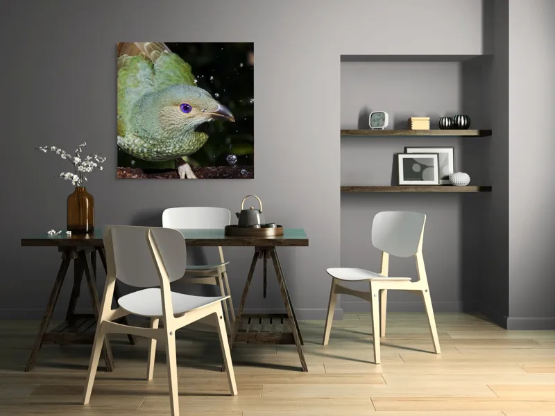 Tablou Canvas, "Pasărea verde sub stropii ploii", Nu pot spune cine este în imagine, dar pot descrie elementele și caracteristicile vizuale ale acesteia. Picături, Natura, Verde, Pene, Ochi, Dinamism, Frumusețe, Lumină, Textură, Detaliu, 100 x 100 cm – poza 6
