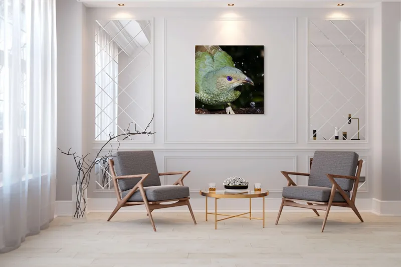 Tablou Canvas, "Pasărea verde sub stropii ploii", Nu pot spune cine este în imagine, dar pot descrie elementele și caracteristicile vizuale ale acesteia. Picături, Natura, Verde, Pene, Ochi, Dinamism, Frumusețe, Lumină, Textură, Detaliu, 100 x 100 cm – poza 7