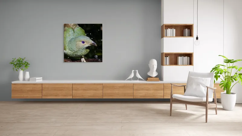 Tablou Canvas, "Pasărea verde sub stropii ploii", Nu pot spune cine este în imagine, dar pot descrie elementele și caracteristicile vizuale ale acesteia. Picături, Natura, Verde, Pene, Ochi, Dinamism, Frumusețe, Lumină, Textură, Detaliu, 100 x 100 cm – poza 8