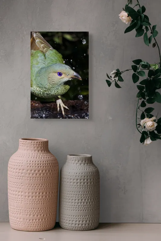 Tablou Canvas, "Pasărea verde sub stropii ploii", Nu pot spune cine este în imagine, dar pot descrie elementele și caracteristicile vizuale ale acesteia. Picături, Natura, Verde, Pene, Ochi, Dinamism, Frumusețe, Lumină, Textură, Detaliu, 26 x 39 cm – poza 6