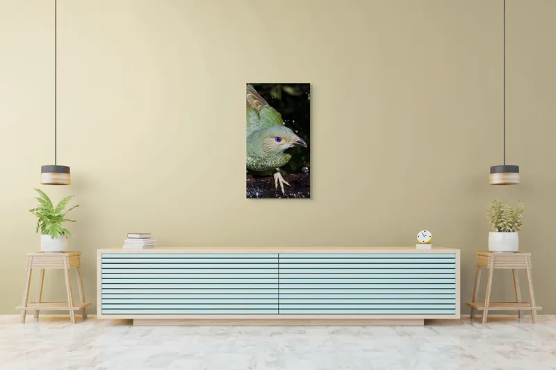 Tablou Canvas, "Pasărea verde sub stropii ploii", Nu pot spune cine este în imagine, dar pot descrie elementele și caracteristicile vizuale ale acesteia. Picături, Natura, Verde, Pene, Ochi, Dinamism, Frumusețe, Lumină, Textură, Detaliu, 50 x 90 cm – poza 6