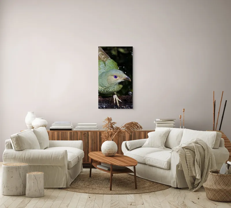 Tablou Canvas, "Pasărea verde sub stropii ploii", Nu pot spune cine este în imagine, dar pot descrie elementele și caracteristicile vizuale ale acesteia. Picături, Natura, Verde, Pene, Ochi, Dinamism, Frumusețe, Lumină, Textură, Detaliu, 50 x 90 cm – poza 7