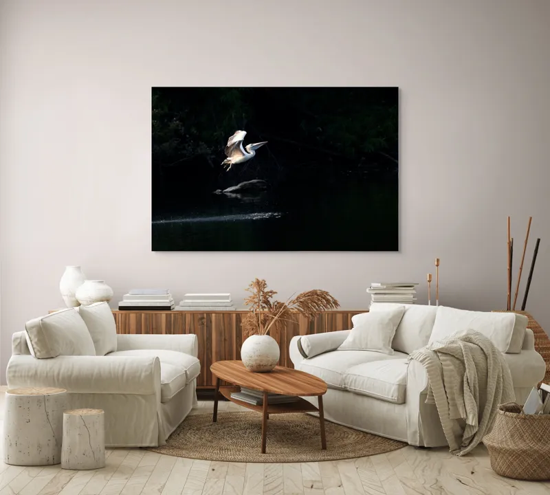Tablou Canvas, "Zborul pelicanului în amurg liniștit", Pasăre, Zbor, Noapte, Apă, Solitudine, Mister., 150 x 100 cm – poza 3