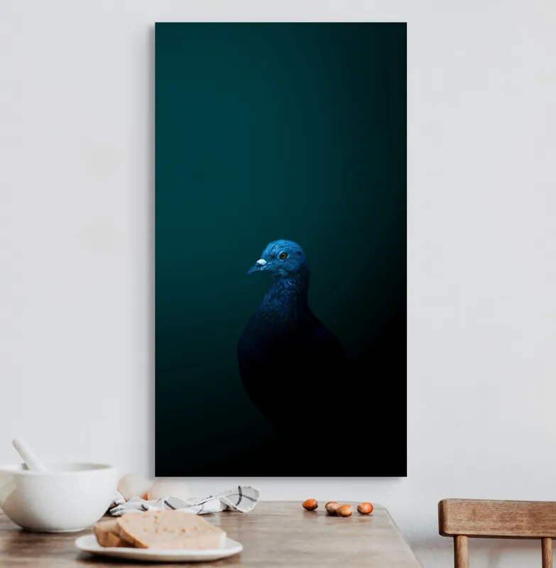 Tablou Canvas, "Porumbel în întunericul misterios al nopții", Porumbel, Mister, Eleganță, Umbră, Contrast, Noapte, Izolare, Calm, Albastru, Obscuritate, 50 x 90 cm – poza 3