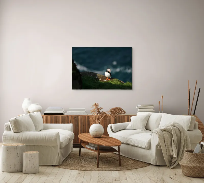 Tablou Canvas, "Puffin pe stâncă la malul mării", Puffin, Stâncă, Mare, Iarbă, Soare, Umbre, Penaj, Ocean, Peisaj, Natura, 100 x 70 cm – poza 3