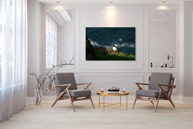 Tablou Canvas, "Puffin pe stâncă la malul mării", Puffin, Stâncă, Mare, Iarbă, Soare, Umbre, Penaj, Ocean, Peisaj, Natura, 150 x 100 cm – poza 7