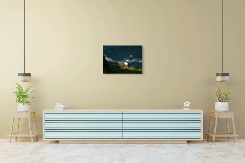 Tablou Canvas, "Puffin pe stâncă la malul mării", Puffin, Stâncă, Mare, Iarbă, Soare, Umbre, Penaj, Ocean, Peisaj, Natura, 70 x 50 cm – poza 7