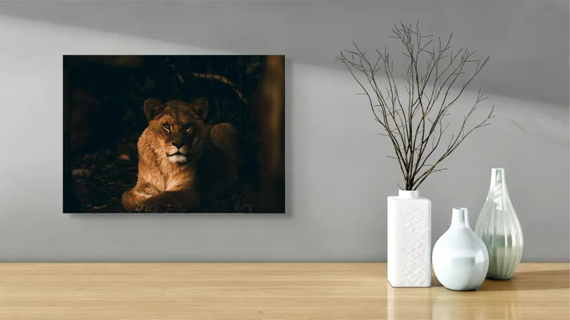 Tablou Canvas, "Regina în liniștea nopții africane", Puternic, Regal, Majestic, Vultur, Noapte, Reflexie, Serenitate, Forta, 54 x 39 cm – poza 3