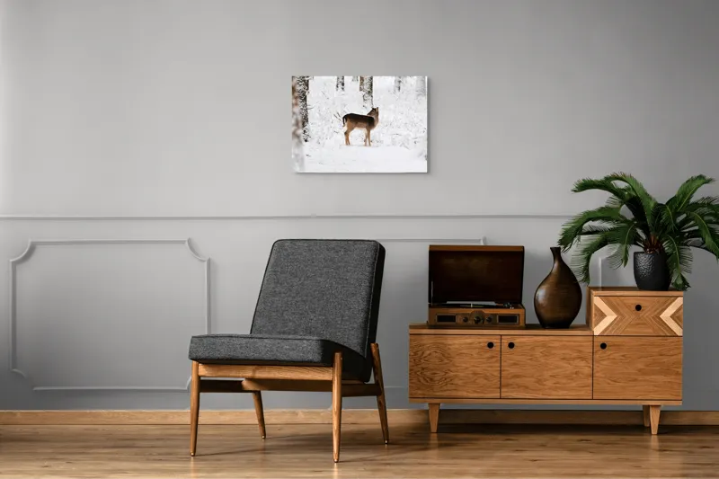 Tablou Canvas, "Căprioară singuratică în pădurea înzăpezită", Plante, Zăpadă, Copac, Cerb, Frig, Natural, Iarnă, Peisaj, 70 x 50 cm – poza 4