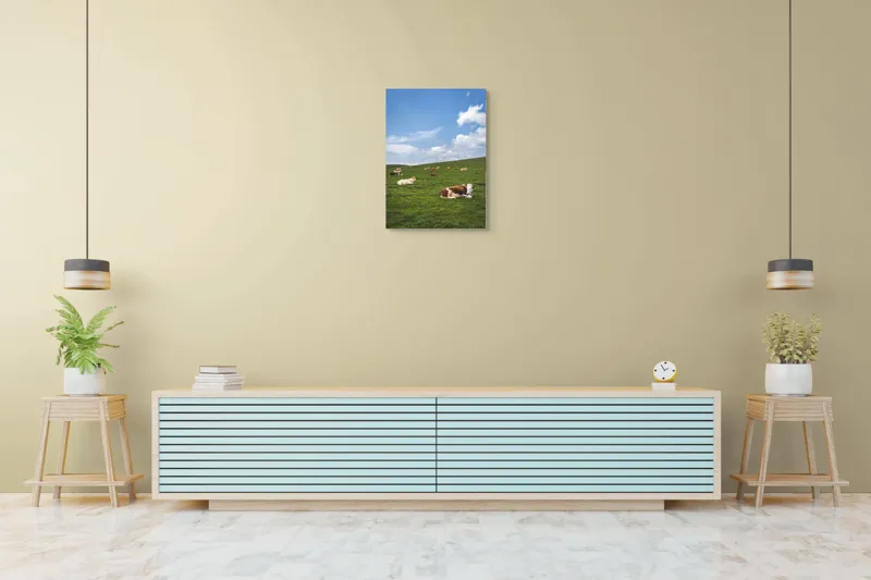 Tablou Canvas, "Vaci odihnindu-se pe deal verde", Nori, Cer, Vaci, Pajiște, Verde, Albastru, Relaxare, Natură, Peisaj, Liniște, 50 x 70 cm – poza 6