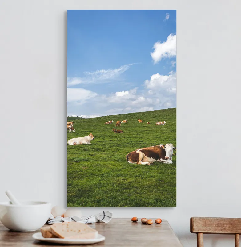 Tablou Canvas, "Vaci odihnindu-se pe deal verde", Nori, Cer, Vaci, Pajiște, Verde, Albastru, Relaxare, Natură, Peisaj, Liniște, 50 x 90 cm – poza 3