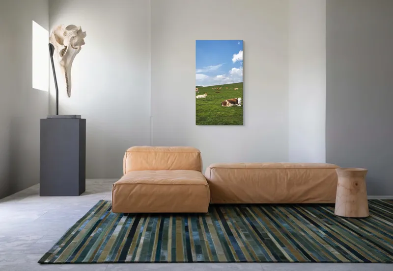 Tablou Canvas, "Vaci odihnindu-se pe deal verde", Nori, Cer, Vaci, Pajiște, Verde, Albastru, Relaxare, Natură, Peisaj, Liniște, 50 x 90 cm – poza 5