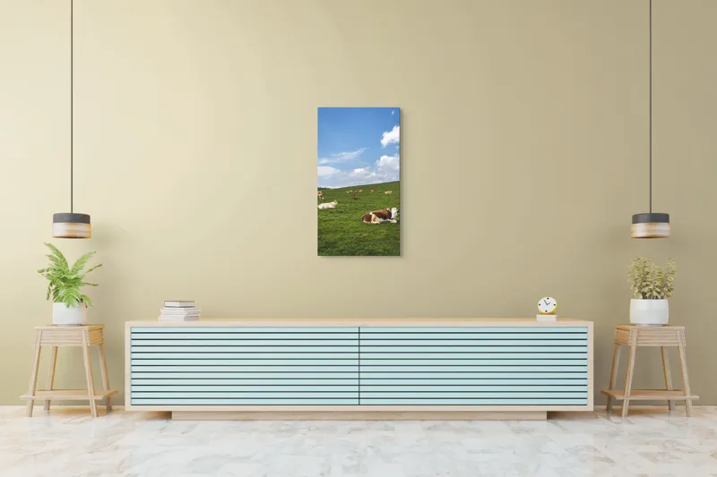 Tablou Canvas, "Vaci odihnindu-se pe deal verde", Nori, Cer, Vaci, Pajiște, Verde, Albastru, Relaxare, Natură, Peisaj, Liniște, 50 x 90 cm – poza 6