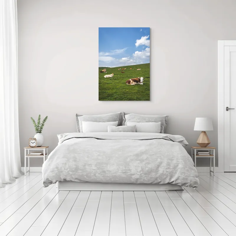 Tablou Canvas, "Vaci odihnindu-se pe deal verde", Nori, Cer, Vaci, Pajiște, Verde, Albastru, Relaxare, Natură, Peisaj, Liniște, 70 x 100 cm – poza 3