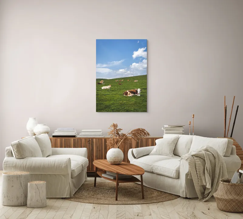 Tablou Canvas, "Vaci odihnindu-se pe deal verde", Nori, Cer, Vaci, Pajiște, Verde, Albastru, Relaxare, Natură, Peisaj, Liniște, 70 x 100 cm – poza 4