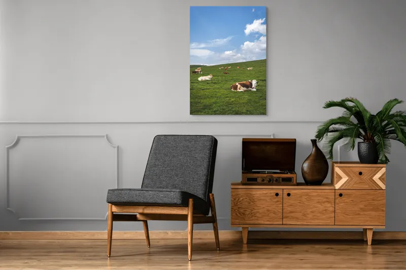 Tablou Canvas, "Vaci odihnindu-se pe deal verde", Nori, Cer, Vaci, Pajiște, Verde, Albastru, Relaxare, Natură, Peisaj, Liniște, 70 x 100 cm – poza 6