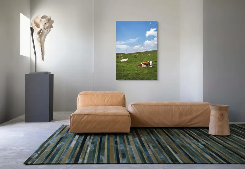 Tablou Canvas, "Vaci odihnindu-se pe deal verde", Nori, Cer, Vaci, Pajiște, Verde, Albastru, Relaxare, Natură, Peisaj, Liniște, 70 x 100 cm – poza 7