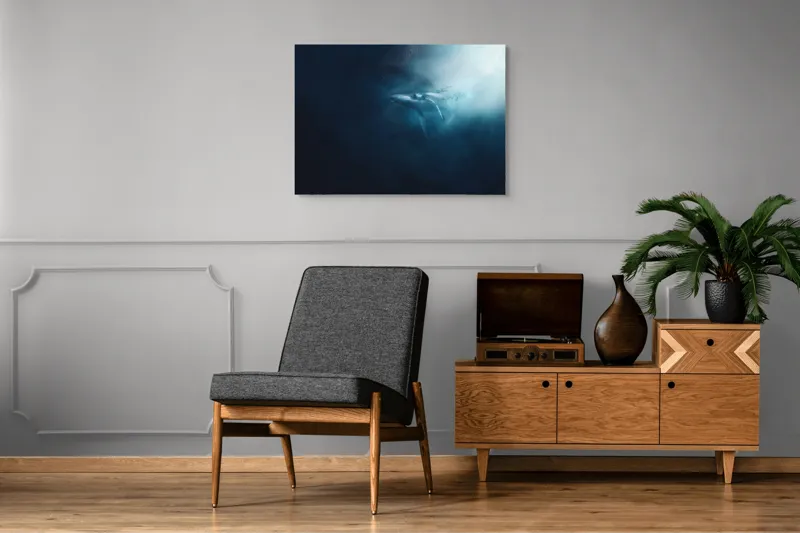 Tablou Canvas, "Balena dansând în lumina albastră", Albastru, Lumină, Balena, Ocean, Nemărginire, Mister, Grație, Profunzime, Frumusețe, Calm., 100 x 70 cm – poza 8