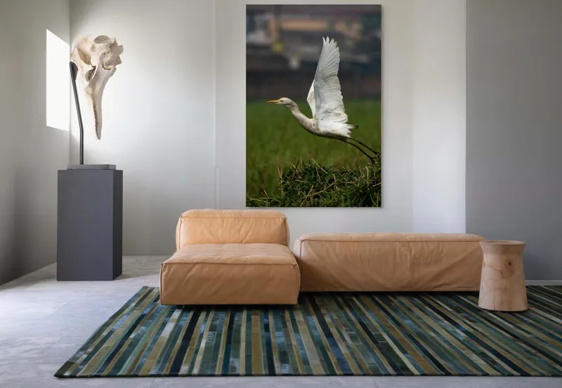 Tablou Canvas, "Egreta alunecând prin natură verde", Egreta, Zbor, Aripi, Libertate, Natură, Graziozitate, Verdeață, Peisaj., 100 x 150 cm – poza 7