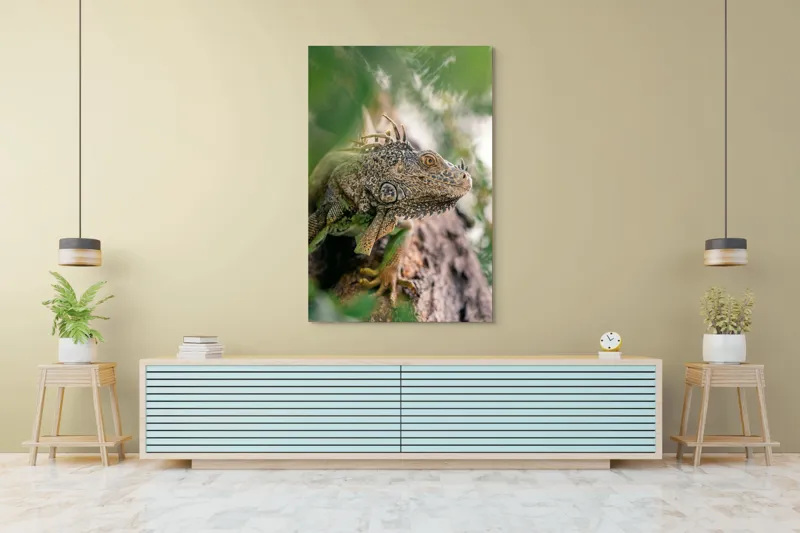 Tablou Canvas, "Iguana printre frunze și crengi", Verde, Reptilă, Trunchi, Textură, Frunziș, Detalii, Natură, Primate, Culoare, Explorare, 100 x 150 cm – poza 4