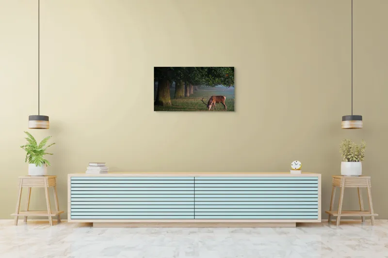 Tablou Canvas, "Cerbul pășind în lumina dimineții", Cerb, Pădure, Verdeață, Lumină, Serenitate, Natură, Pace, Copaci, Iarbă, Tranquilitate, 90 x 50 cm – poza 5