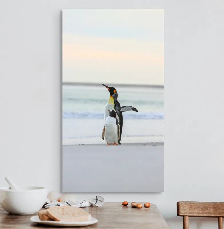 Tablou Canvas, "Regii gheții pe plajă
", Pinguini, Plajă, Ocean, Aurore, Cer, Aripi, Nisip, Apă, 50 x 90 cm – poza 3