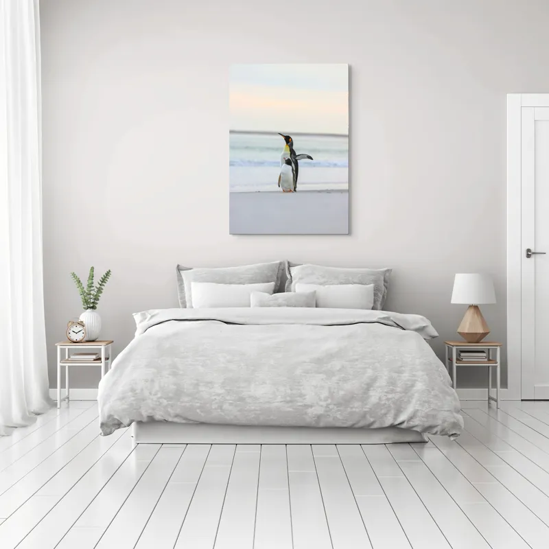 Tablou Canvas, "Regii gheții pe plajă
", Pinguini, Plajă, Ocean, Aurore, Cer, Aripi, Nisip, Apă, 70 x 100 cm – poza 3