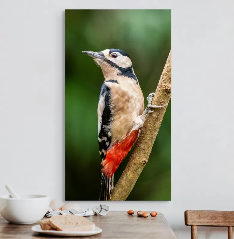 Tablou Canvas, "Ciocănitoarea în pădurea de smarald", Pene, Cioc, Coadă, Tată, Copac, Verde, Natură, Frumusețe, Păsăre, Măiestrie, 50 x 90 cm – poza 3