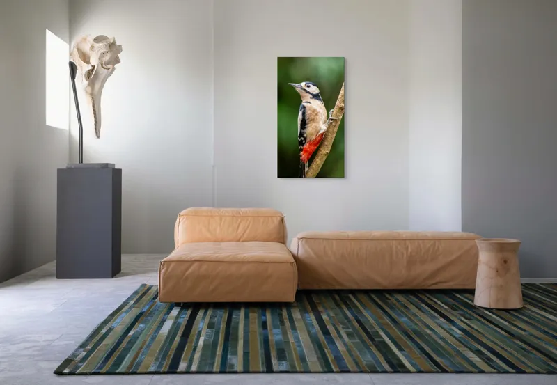 Tablou Canvas, "Ciocănitoarea în pădurea de smarald", Pene, Cioc, Coadă, Tată, Copac, Verde, Natură, Frumusețe, Păsăre, Măiestrie, 50 x 90 cm – poza 5
