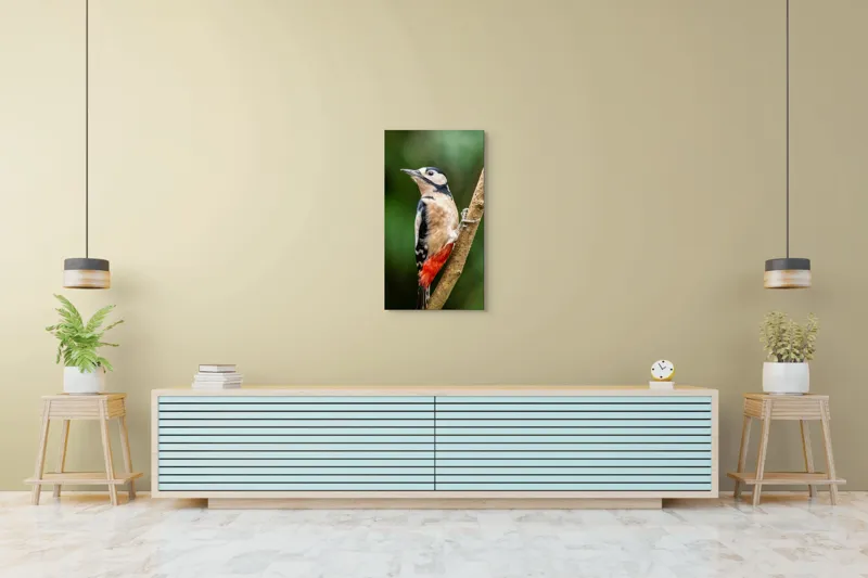 Tablou Canvas, "Ciocănitoarea în pădurea de smarald", Pene, Cioc, Coadă, Tată, Copac, Verde, Natură, Frumusețe, Păsăre, Măiestrie, 50 x 90 cm – poza 6