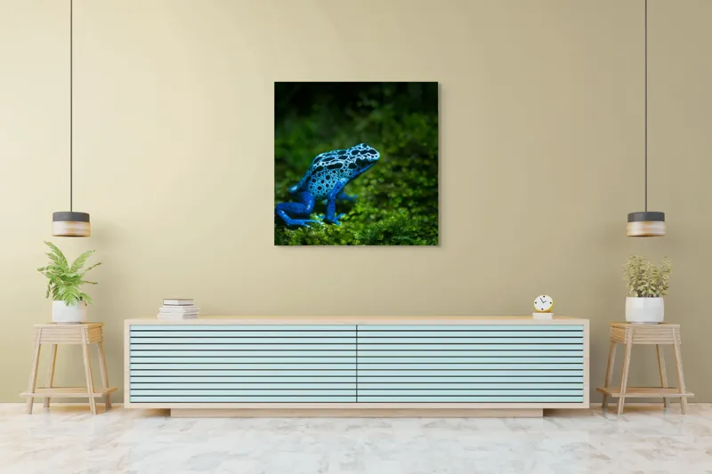Tablou Canvas, "Broasca albastră în pădurea tropicală", Broască, Albastră, Textură, Pădure, Verde, Vibrantă, Natură, 100 x 100 cm – poza 5