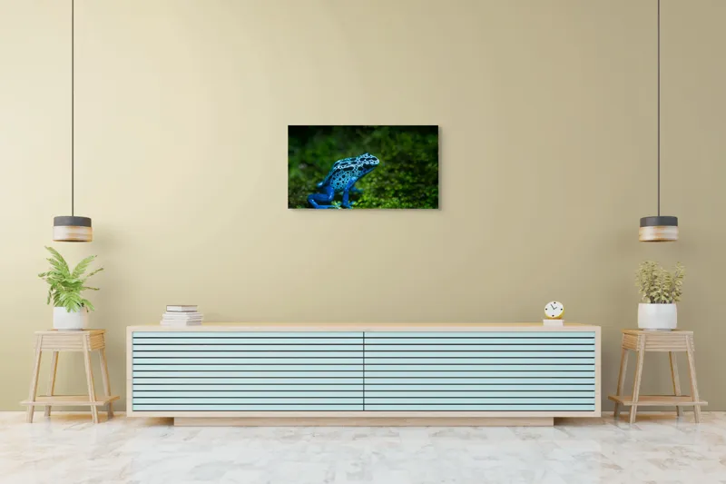 Tablou Canvas, "Broasca albastră în pădurea tropicală", Broască, Albastră, Textură, Pădure, Verde, Vibrantă, Natură, 90 x 50 cm – poza 5